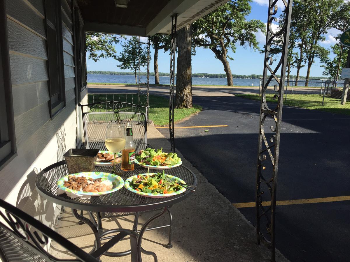 Lakes Inn Detroit Lakes Exterior photo